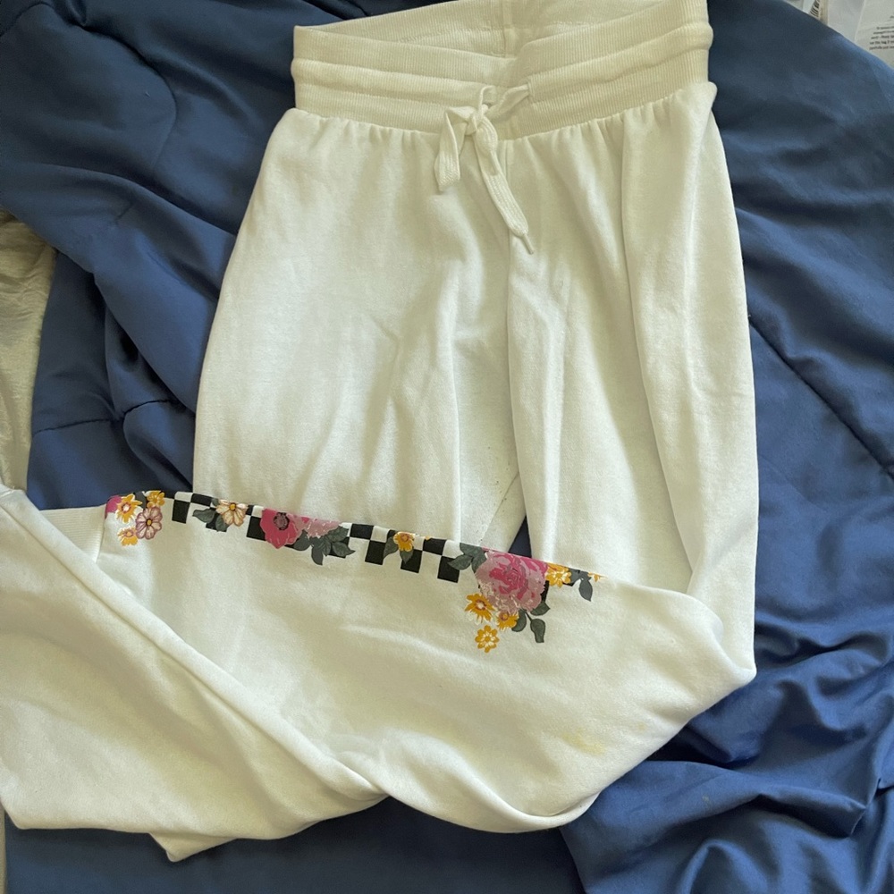 Sweatpants w a checkered floral pattern on left leg